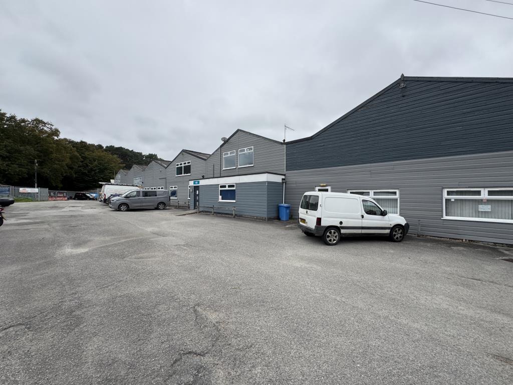 Lot: 76 - INDUSTRIAL/OFFICE UNIT ON A LARGE PLOT WITH POTENTIAL - Front of the building